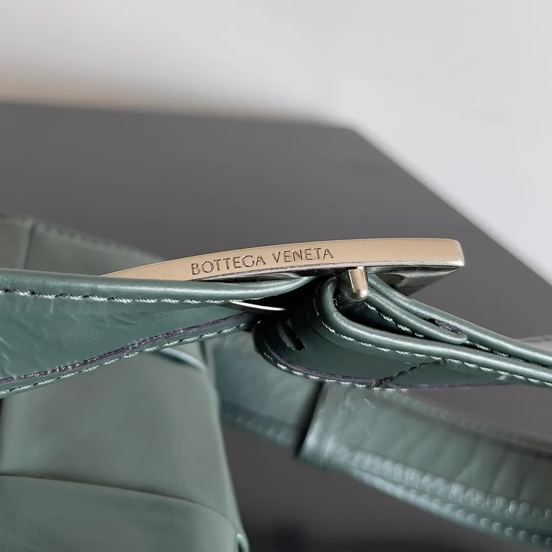 Batch 1680 𝒃𝒐𝒕𝒕𝒆𝒈𝒂 𝒗𝒆𝒏𝒆𝒕𝒂-New style 𝒄𝒂𝒔𝒔𝒆𝒕𝒕𝒆 The new cassette is really for both men and women🉑️, the leather surface is changed from lamb to waxed calfskin, the gloss is💯, the shoulder straps are matched with classic triangle elements, exquisite and fashionable, a street photography artifact (ps: super practical‼️)🌈Only the highest-end in the market, welcome to compare🆚 Size: 23*15*5cm.      Model: 667298